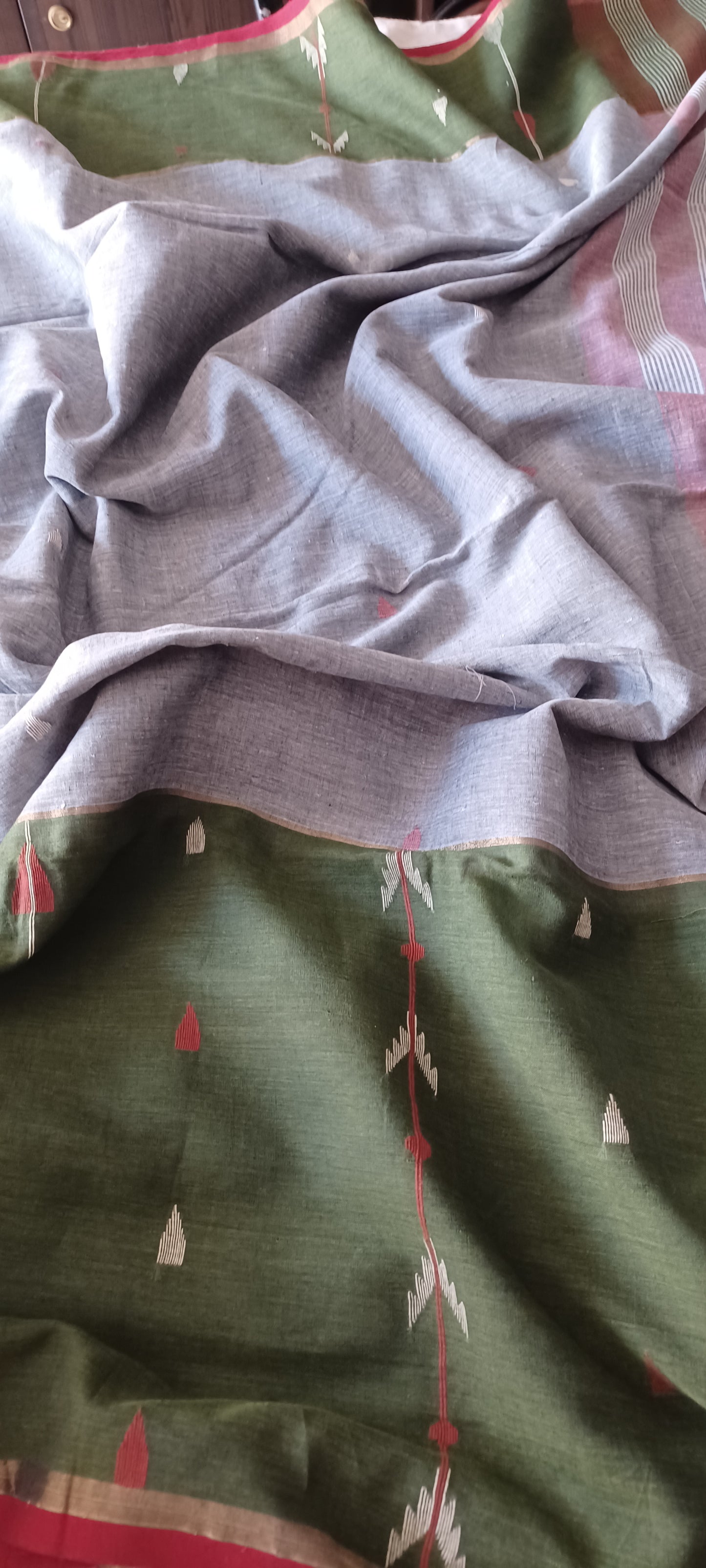 Grey with Green big border Bengal Handspun (Khadi) cotton Jamdani saree