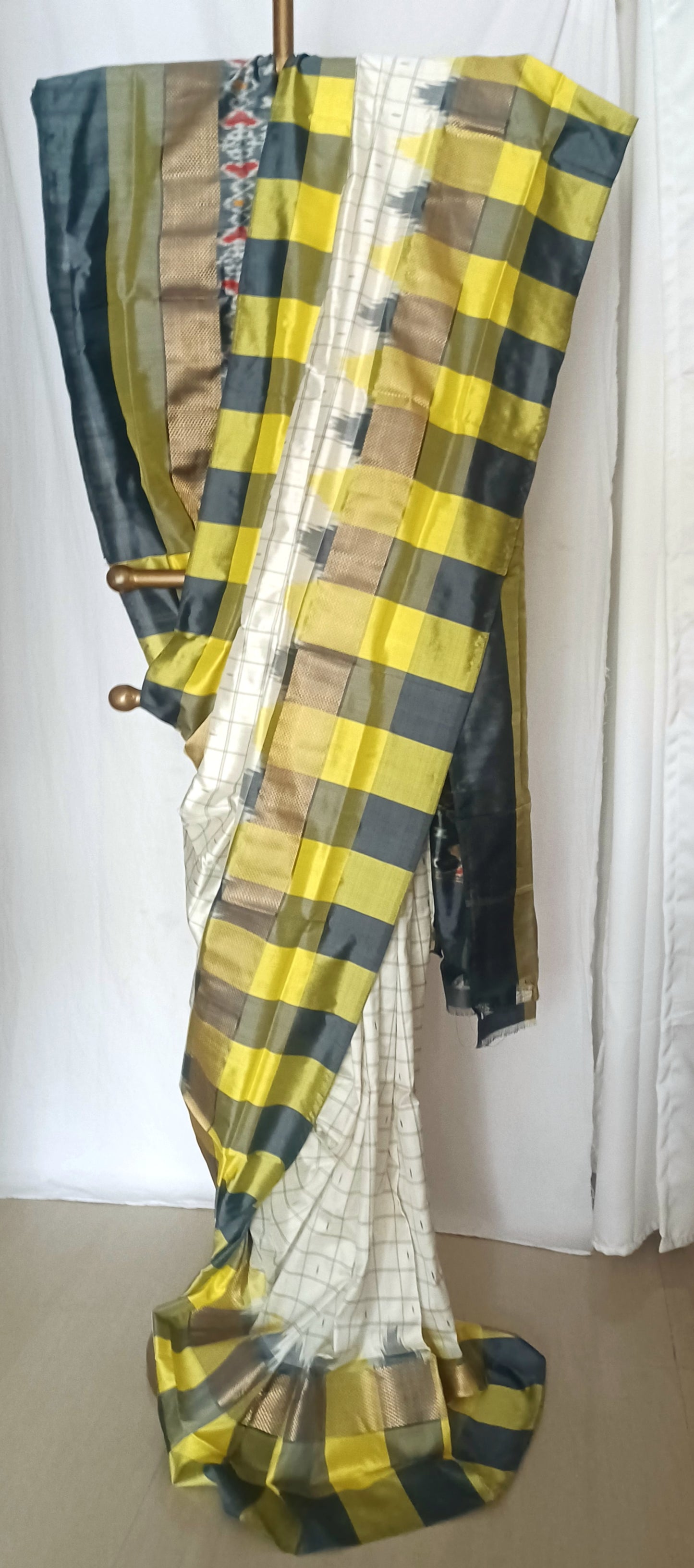 Off-white with double colour border Pochampally Ikkat Tie and Dye Pure silk Saree