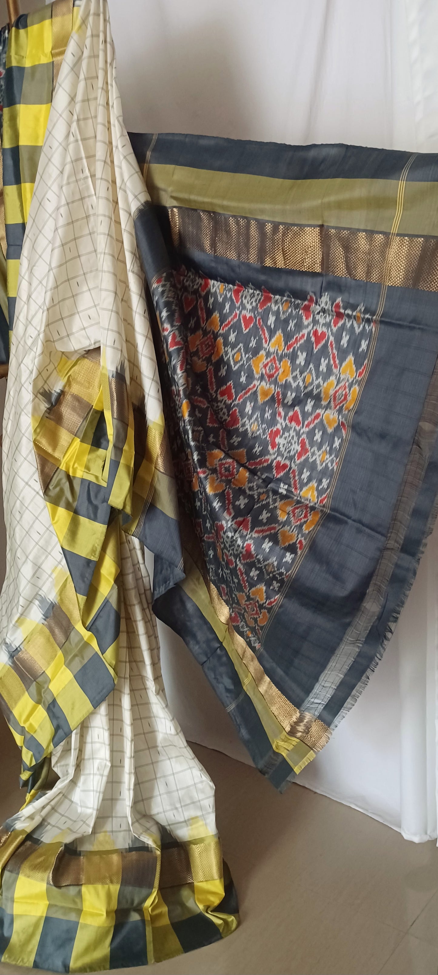 Off-white with double colour border Pochampally Ikkat Tie and Dye Pure silk Saree