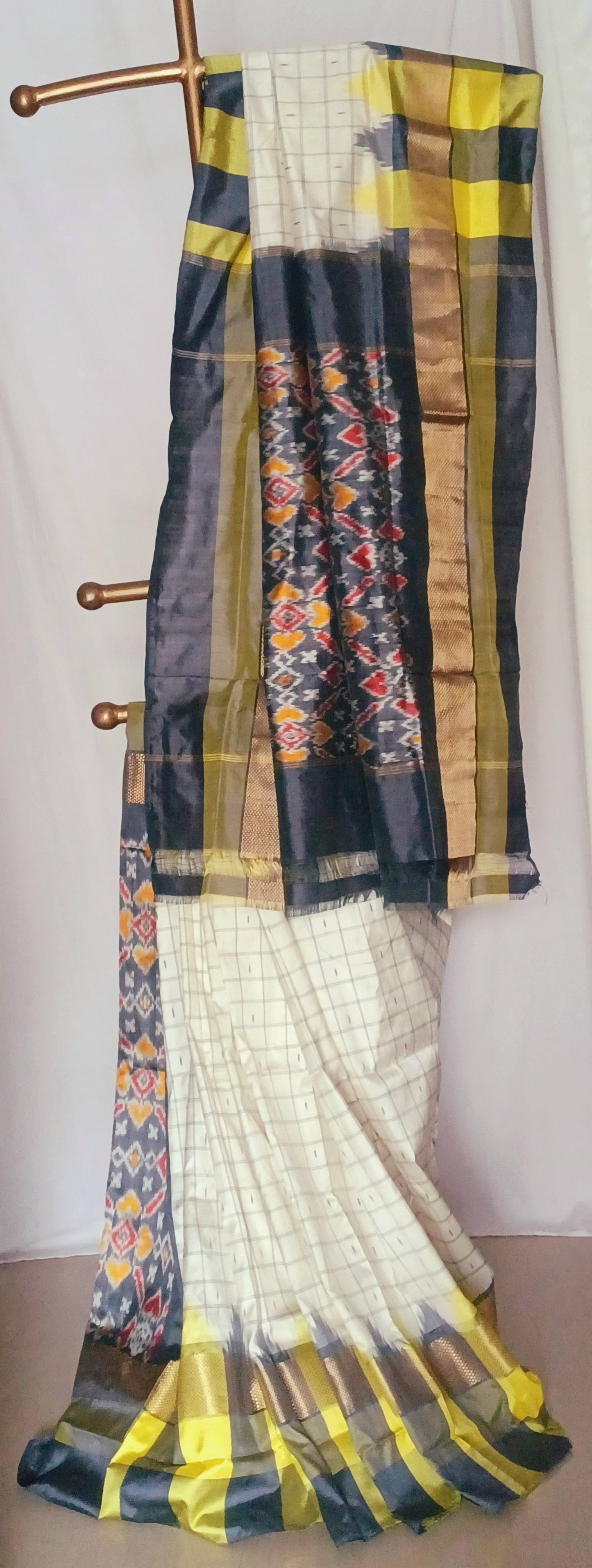 Off-white with double colour border Pochampally Ikkat Tie and Dye Pure silk Saree