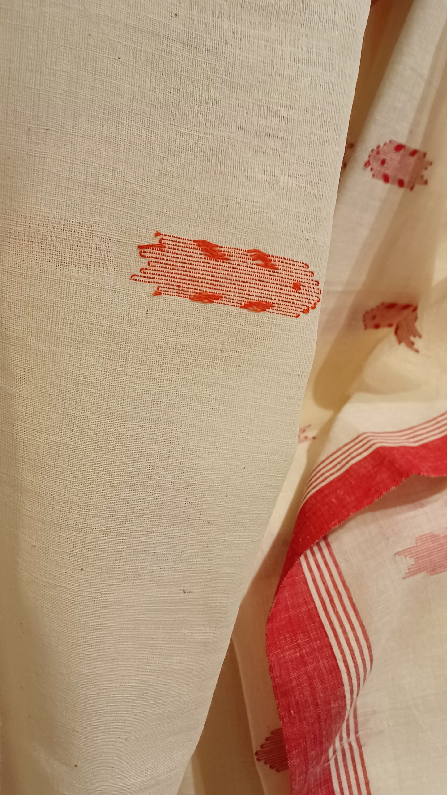 Off-white handwoven bengal cotton Jamdani saree