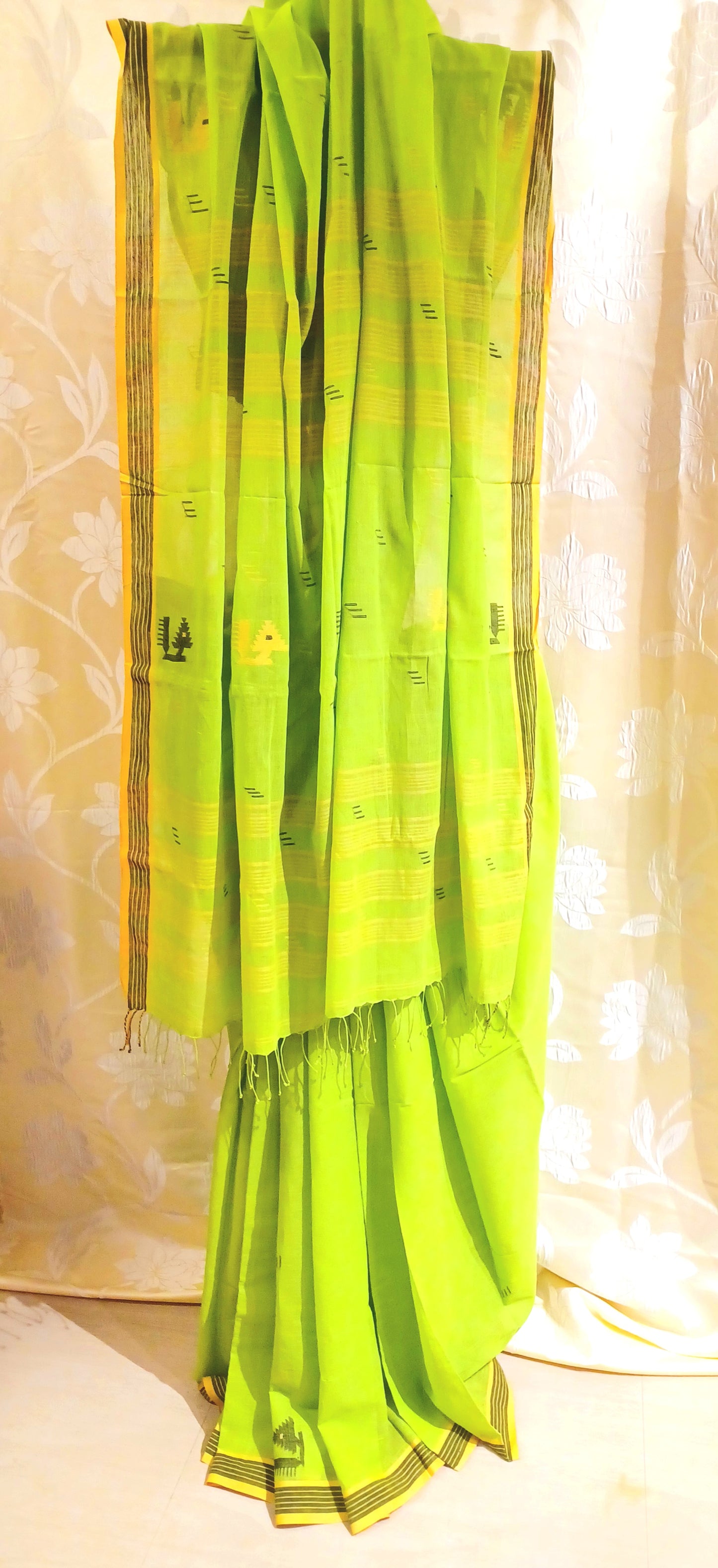 Light Green handwoven bengal cotton Jamdani saree