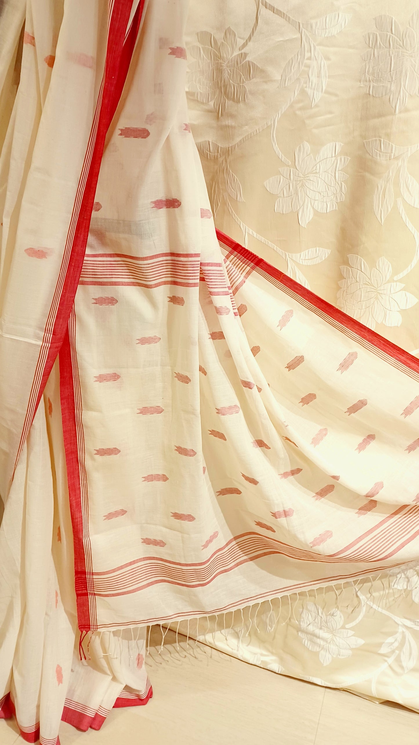 Off-white handwoven bengal cotton Jamdani saree
